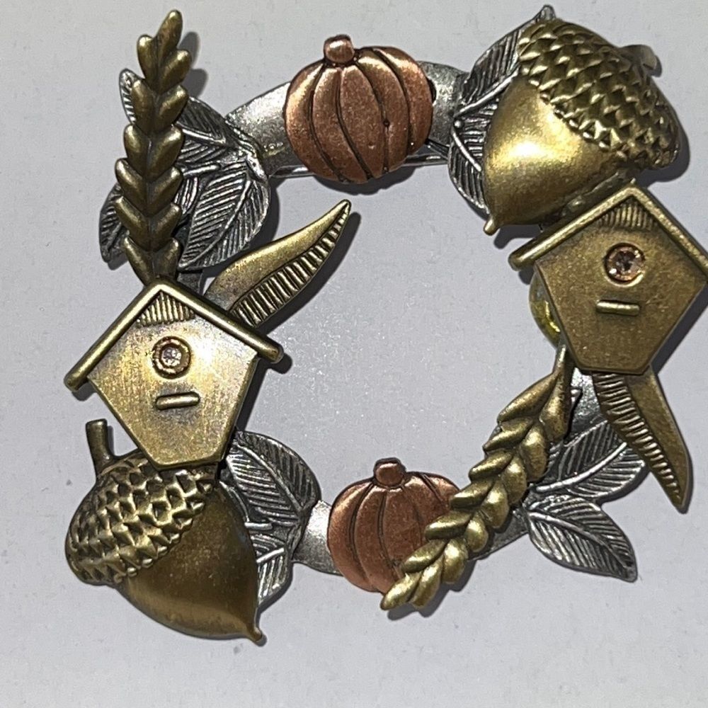 Fall-Themed Tri-Colored Wreath Brooch